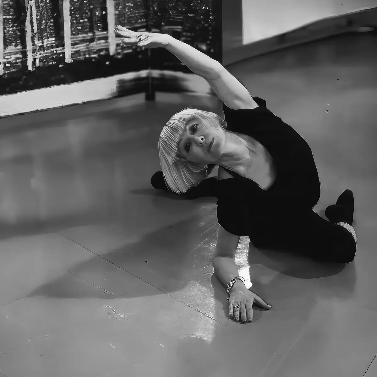 Manuela Sirocchi, direttrice artistica, in una posa di danza jazz a terra